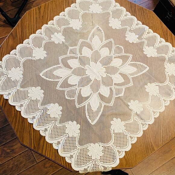 Heritage Lace Tablecloth Beige Topper 40" Square Floral Scalloped Linen Doily - Picture 4 of 10